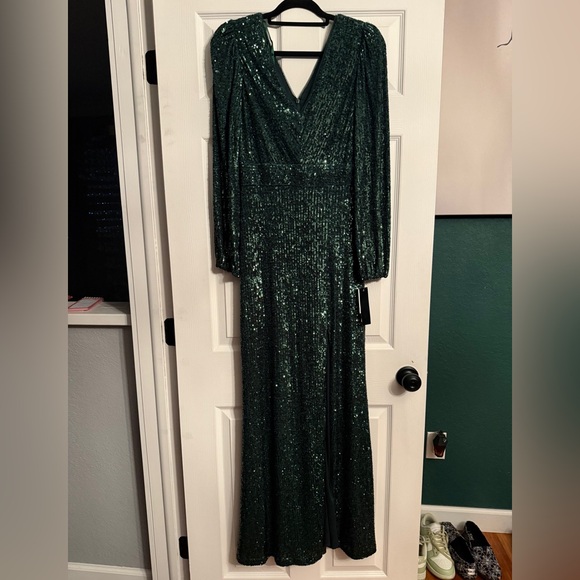 Xscape Dresses & Skirts - Xscape Emerald Sequin Dress